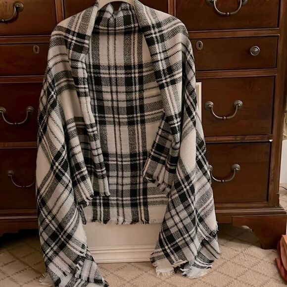ModCloth giant black and white plaid woven blanket scarf w fringe detail NWOT - Picture 1 of 7